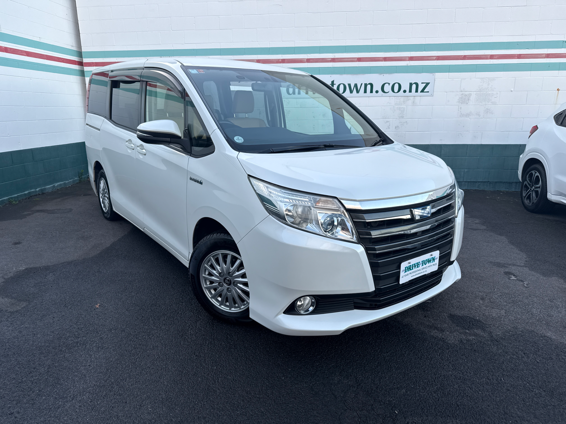 2014 TOYOTA NOAH Hybrid G 7 Seat
